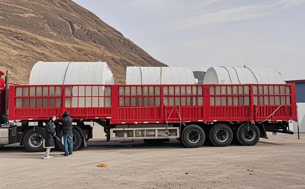 肃州塑料桶装车完毕准备运输中